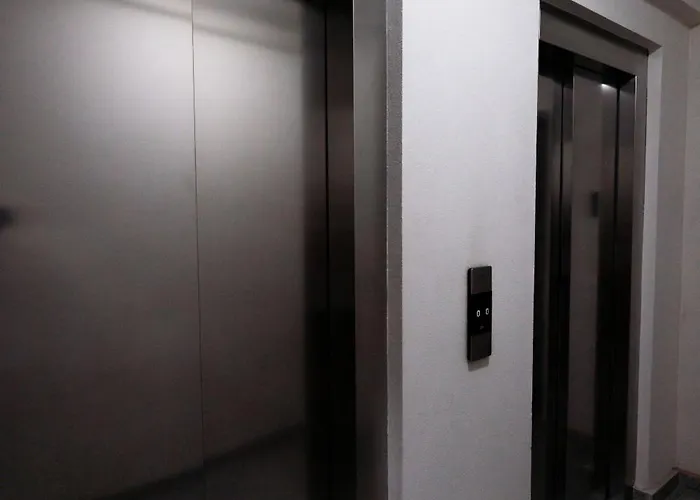 Soni Exclusive Plaza With Private Parking & Self Check-in 부쿠레슈티